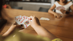 Komet - ett kul spel med 52 kort som är enkelt att lära sig